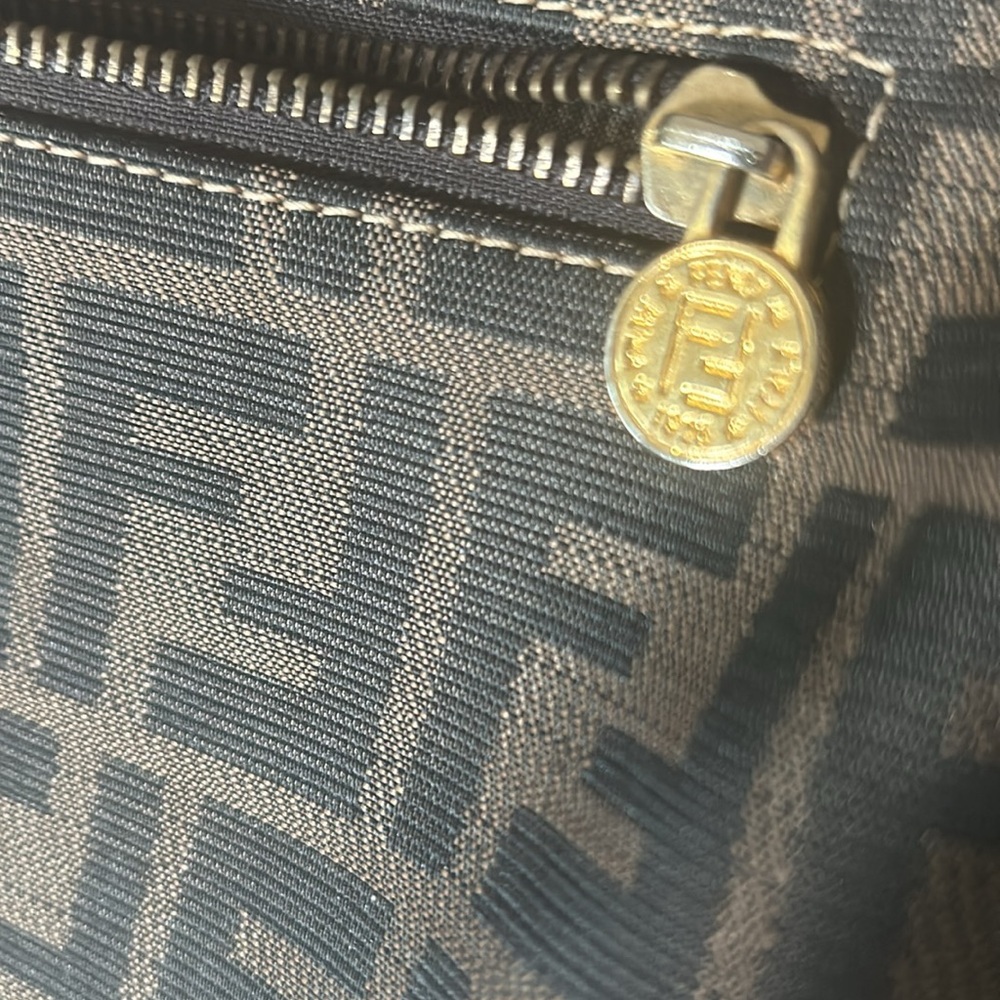 Fendi handbag great condition ( vintage) leather Trim material exterior - Picture 2 of 5